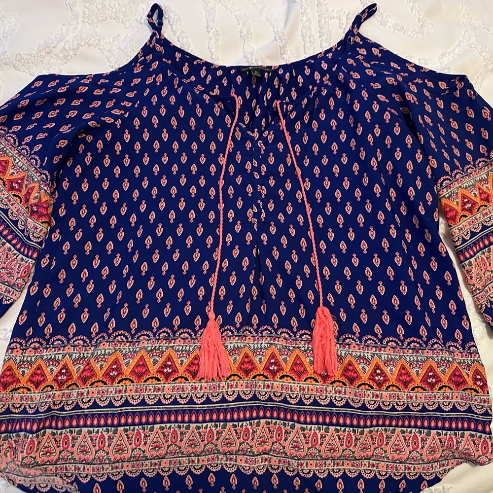 Women’s shoulder-less flowy top
